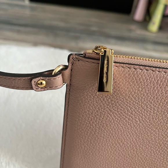 Michael Kors Mercer pink leather clutch bag - Picture 5 of 11